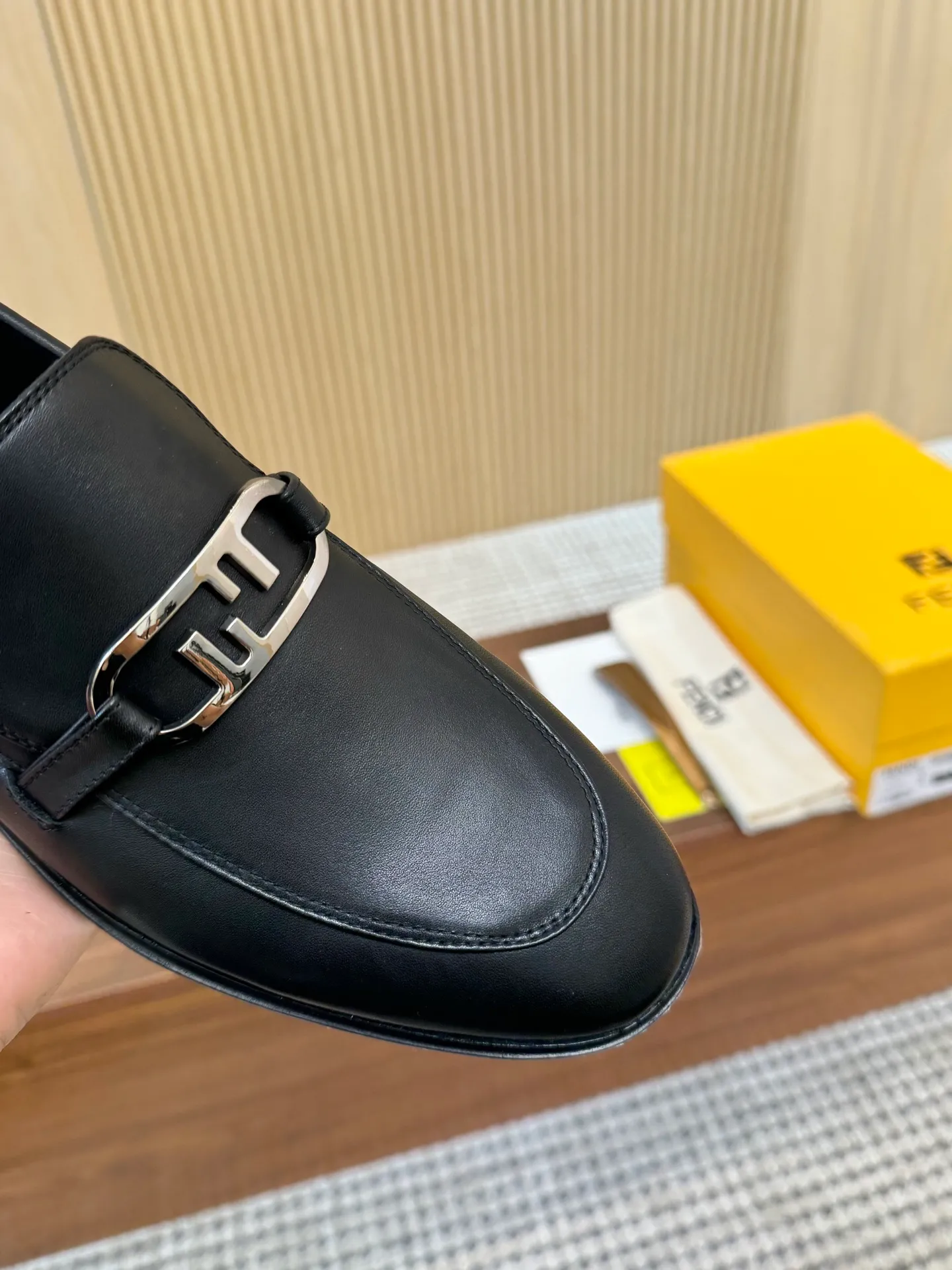 [FENDI] Top P: 980💰 ▪️Size: Men's 39-44. (Customized at 38.45.46) Fendi men's business casual leather shoes Imported brand cloth/calfskin/open edge beads/brand logo printing -Inside: Comfortable cowhide lining -Outsole: Genuine leather outsole with rubber backing embedded in the heel, perfect injection molding -Ultra-high quality control·Fine workmanship: highlighted (high-end·luxury·grade)
